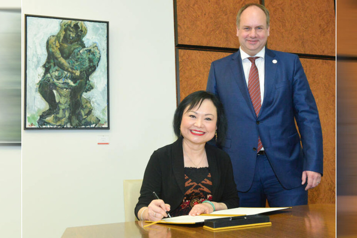 Hilbert reist nicht nur gern, er ist auch oft Gastgeber, hier mit "Napalm-Mädchen" Phan Thị Kim Phúc (56).