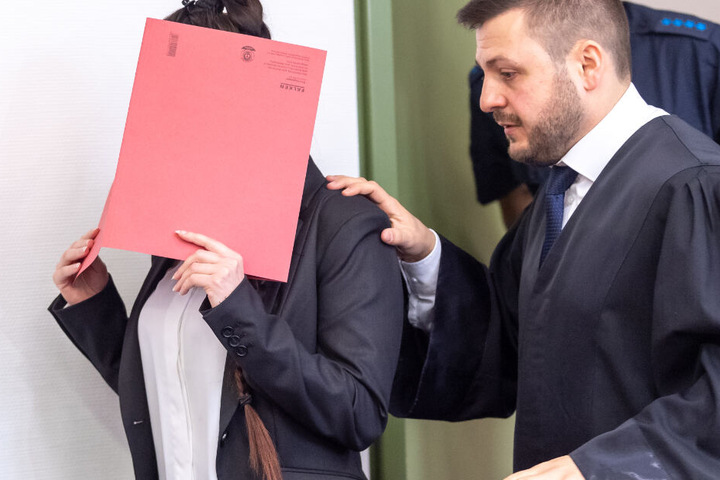 Die Vorwürfe gegen die 28 Jahre alte Angeklagte lassen einem das Blut in den Adern gefrieren.