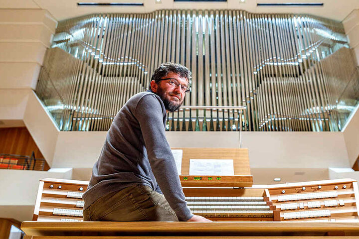 Intonateur Johannes Adler (46) stimmt aktuell die neue Orgel im Kulturpalast ein.