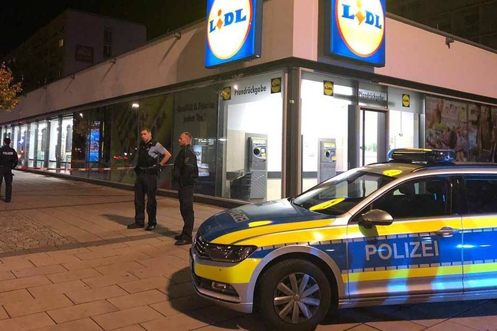 Beamte sperrten den Lidl ab.