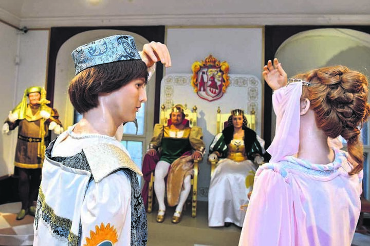 In der Winterausstellung auf Schloss Moritzburg sind die Kostüme aus dem Märchenfilm "Drei Haselnüsse für Aschenbrödel" zu sehen.