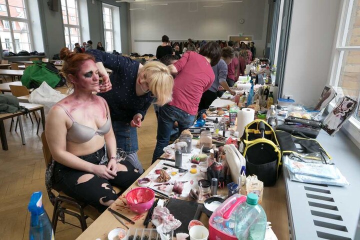 Nicht gerade alltagstauglich: Carina Schröer (29) lässt sich von
Maskenbildnerin Pauline Späte (33, li.) zum Zombie stylen.