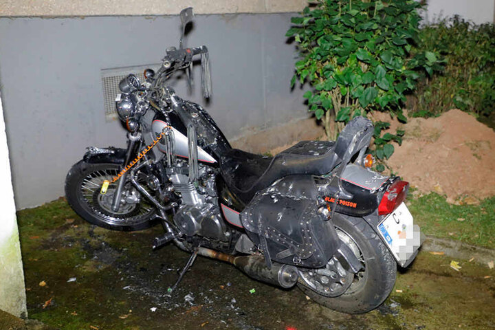 Auch ein Motorrad brannte.