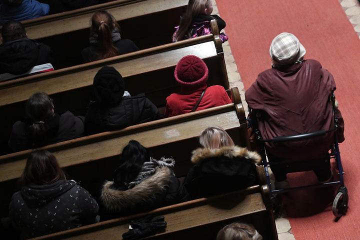 Bürger nehmen in der Christuskirche an einer Trauerfeier zum Gedenken an das sechsjährige Mädchen, das am 12.01.2019 in Torgelow getötet wurde teil.
