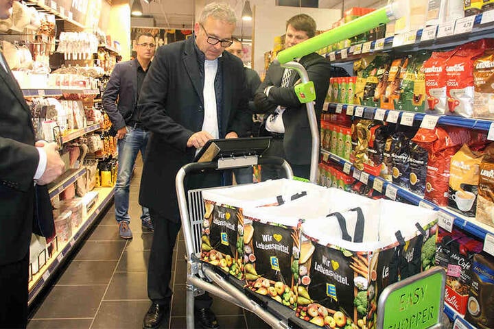 Im Supermarkt scannt Ihr dann die Produkte und packt sie anschließend einfach in den Wagen.