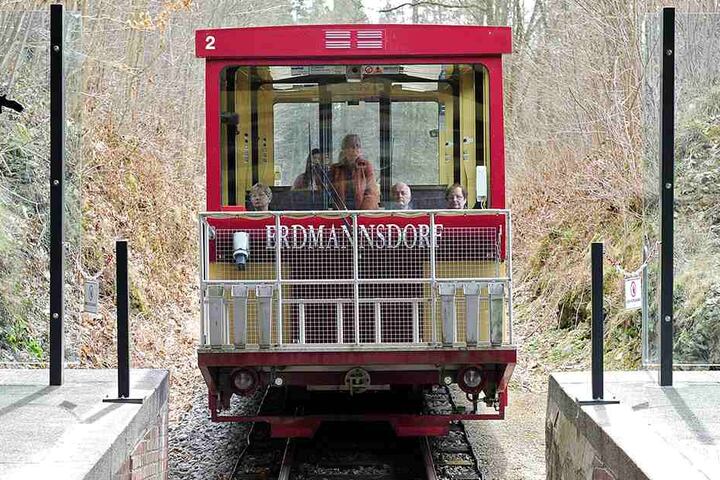 An einem 28 Millimeter dicken Stahlseil werden die Wagen den Berg hinaufgezogen.