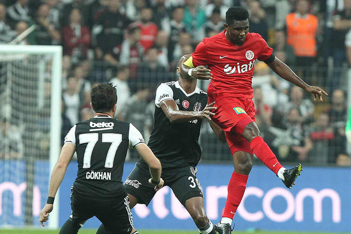 Auch nicht alltäglich: Der FCE bekommt es im letzten Saisonvorbereitungsspiel gegen Antalyaspor mit Kameruns einstigen Superstar Samuel Eto‘o - hier beim Kopfball - zu tun.