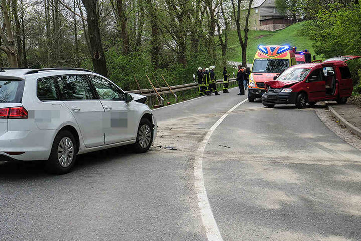 Bei dem Frontalcrash wurden fünf Personen verletzt.