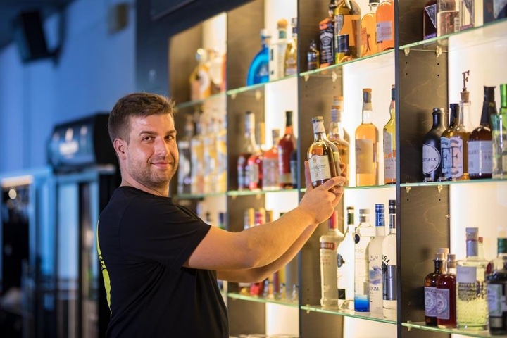 Die Betreiber Thomas Rebsch (35, im Bild) und Timo Stocker (30) haben dem Innenleben der Bar ein Update verpasst.