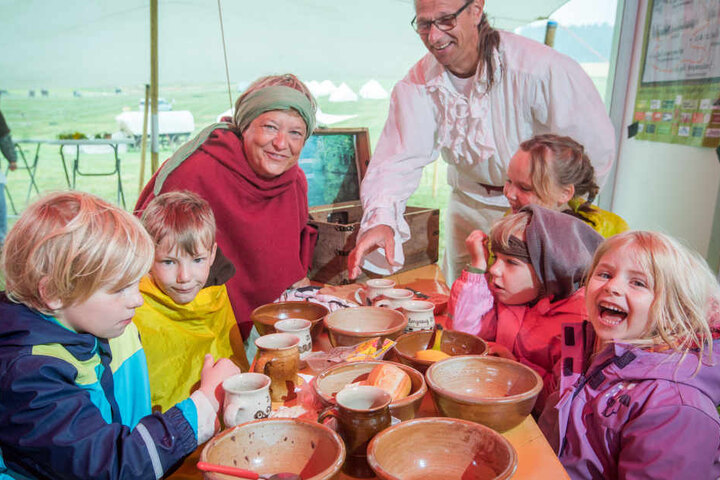 Lioba (59) und Thomas Luther (51) haben ihre fünf Enkelkinder mit auf die lange Reise genommen. Gegessen wird wie anno 1156.