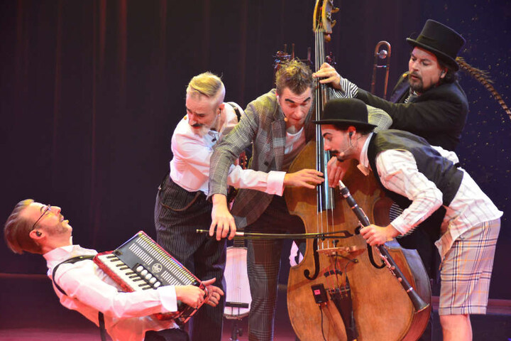 Beim Weihnachtscircus wird Musik mit Humor gemischt.