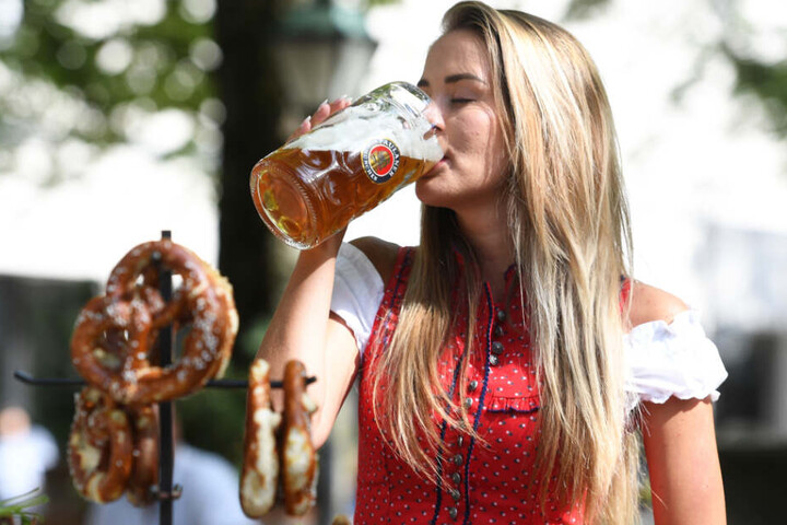 Ab in den Biergarten! Das Wetter in Bayern zeigt sich am Samstag von seiner schönen Seite.