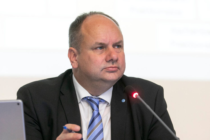 Ernste Miene bei Dresdens Oberbürgermeister Dirk Hilbert (48, FDP). Er sieht sich jetzt mit ersten Rücktrittsforderungen konfrontiert.