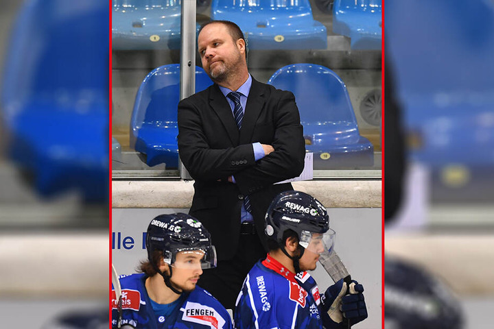 Das Gesicht sprach wieder mal Bände. Eislöwen-Coach Bradley Gratton war sauer.