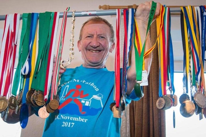 Die Medaillensammlung des Seniors kann sich sehen lassen - lauter schöne Erinnerungen.