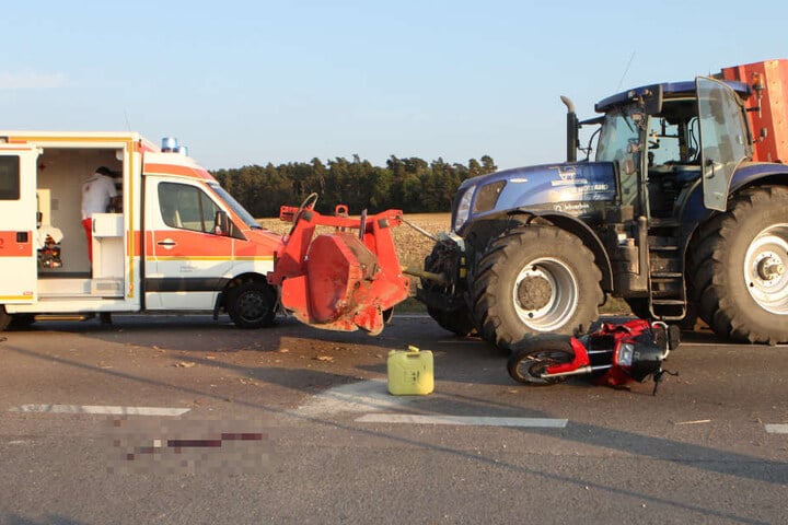 Ein Motorradfahrer wurde auf der Bundesstraße 14 beim Überholen eines Traktors von diesem erfasst.