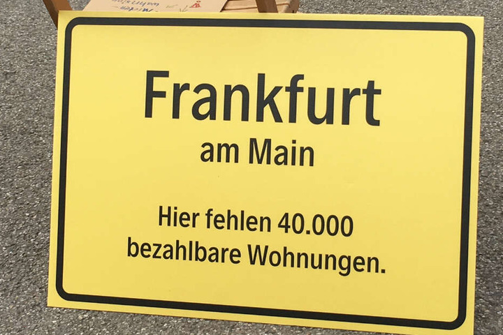 Das Foto zeigt eines der Plakate der Demonstranten auf der Frankfurter Hauptwache.