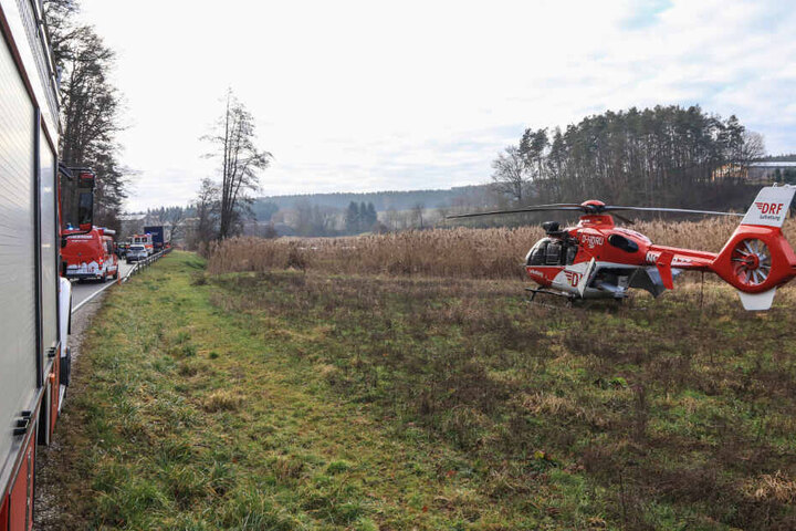 Der Audi-Fahrer wurde mit einem Rettungshubschrauber in ein Krankenhaus geflogen.