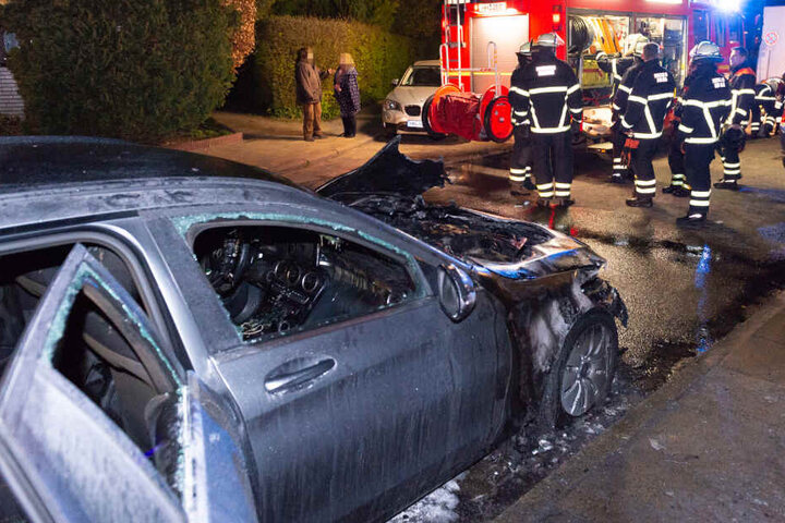 Nach dem Einsatz der Feuerwehrkräfte sind die Schäden am Auto zu sehen.