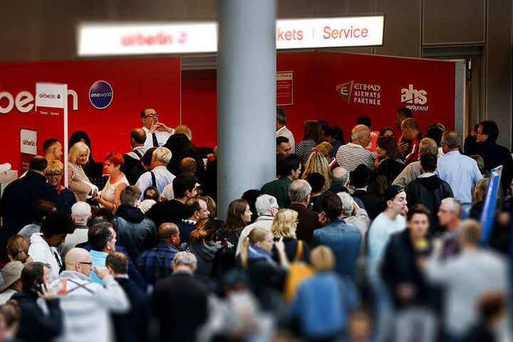 Chaos am Schalter von Air Berlin: Reisende auf dem Flughafen in Düsseldorf müssen warten, weil ihre Flüge annulliert wurden.