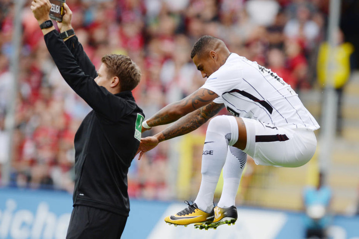 Kevin-Prince-Boateng springt zum Aufwärmen in die Höhe.