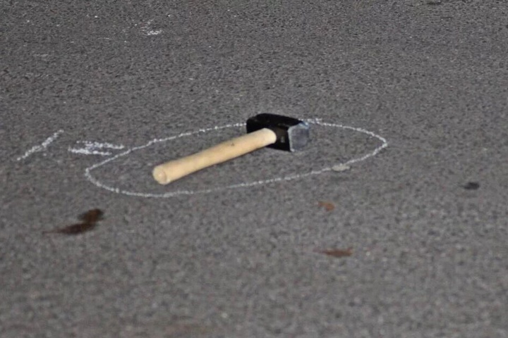 Mit diesem Hammer schlug der 25-Jährige auf Autos ein.