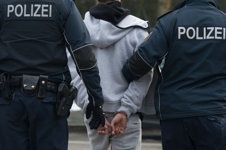 Die Beamten nahmen den 14-Jährigen vorläufig fest. (Symbolbild)