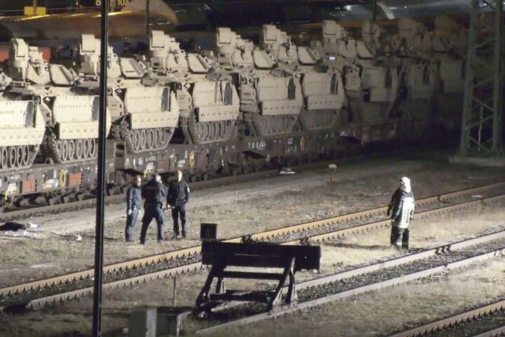 Rettungskräfte stehen an der Unfallstelle, ein Jugendlicher war auf einen der Panzer geklettert.