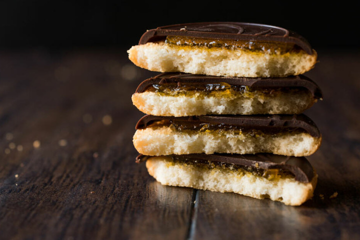 Die 24-Jährige stopfte sich den Mund mit Jaffa Cakes voll. (Symbolbild)