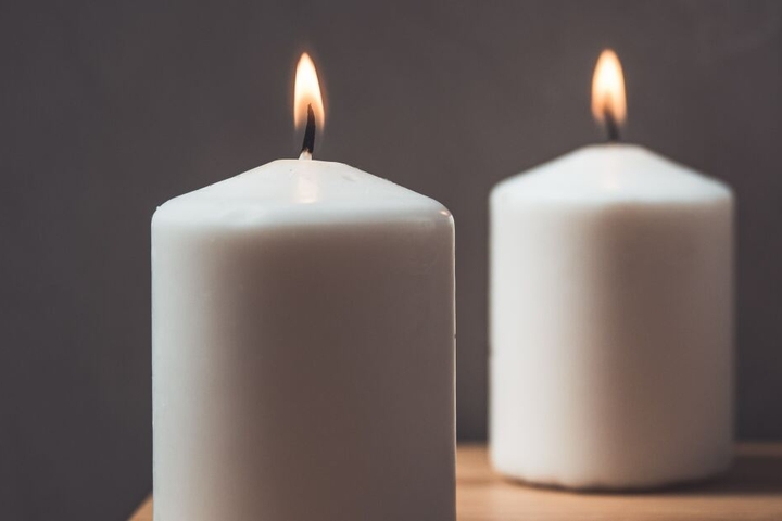 Die aufgestellten Kerzen sollten eigentlich für Romantik sorgen. (Symbolbild)