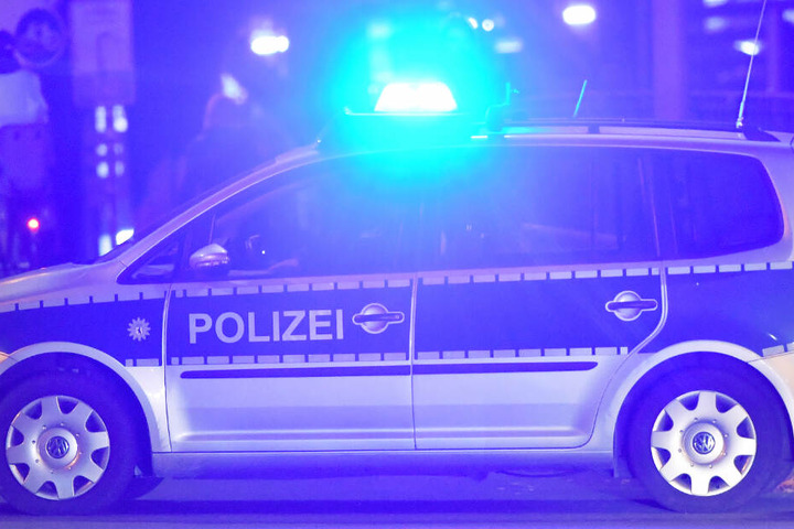 Die Polizisten begleiteten den 23-Jährigen in dessen WG-Zimmer (Symbolbild).