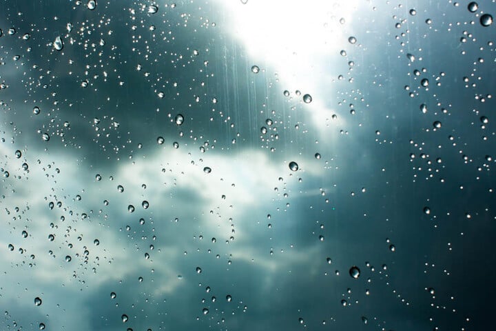 Eine schwere Wolkendecke hängt kommende Woche über Ostwestfalen-Lippe.