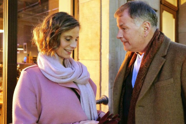 Klinikleiter Dr. Roland Heilmann findet seine Straßenbahn-Bekanntschaft Katja Brückner wieder. Er lädt sie zu einem Essen ein, doch da läuft nicht alles glatt.