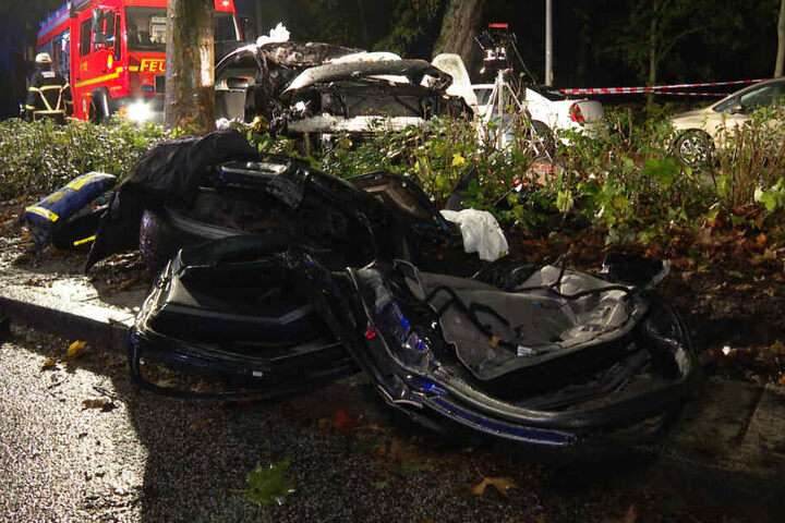 Ein Auto war mit voller Wucht in einen Baum gekracht.