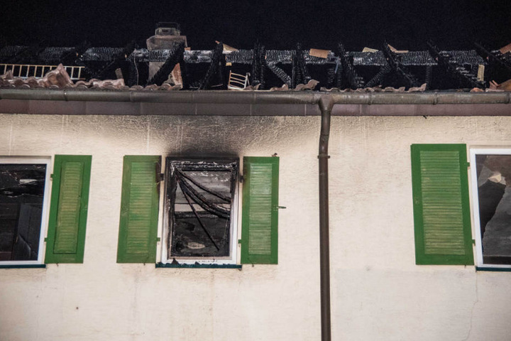 Das Haus ist nachdem das Feuer über drei Stunden brannte unbewohnbar.
