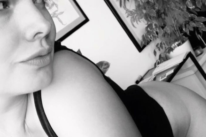 Halbnackt: check! Sexy-lasziver Blick: check! Nach Martin Solveigs Twerk-Gate postete Franzi dieses Bild und nahm den Musiker in Schutz.