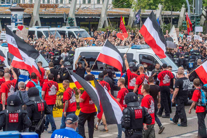 Die Demonstrationen treffen aufeinander.