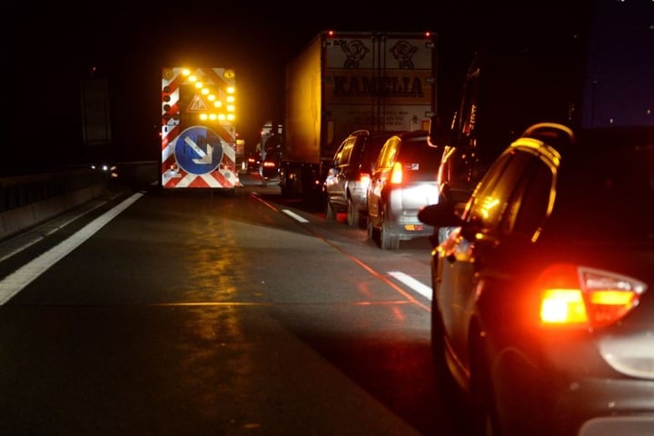 Die A9 musste für etwa eine Stunde gesperrt werden. (Symbolbild)