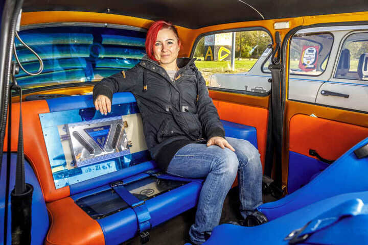 Christiane Himpel (39) hat eine besondere Rückbank: Durch die Plexiglasscheibe sieht man die Boxenanlage.