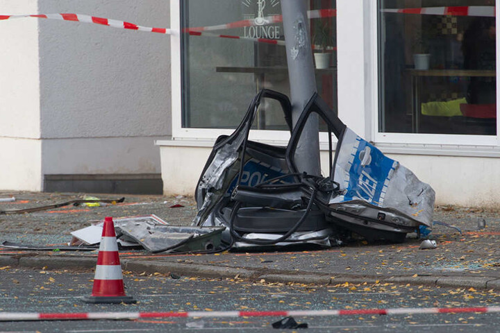 Der Streifenwagen war nach dem Unfall nur noch ein Haufen Schrott.