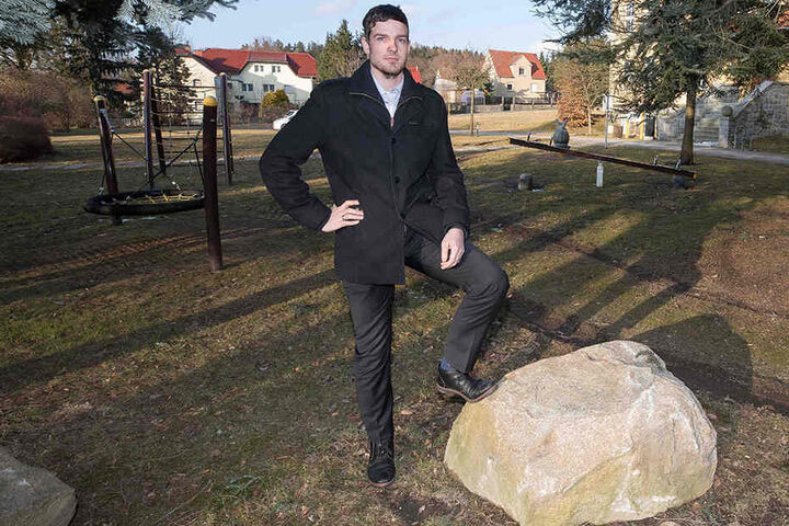 Bürgermeister Achim Wünsche (29) hat den Spielplatz jetzt mit Steinbrocken gegen die Rowdys gesichert.