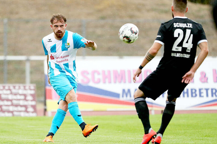 In der Partie bei Germania Halberstadt hatte Pascal Itter (l.), der hier vor Schulze abgezogen hat, zwar nicht seinen besten Tag erwischt, der CFC gewann dennoch.