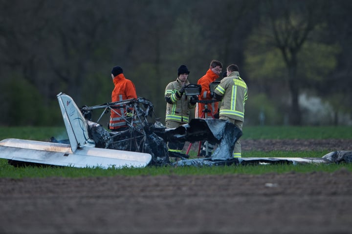 Das Flugzeug stürzte ab, bei Insassen starben.