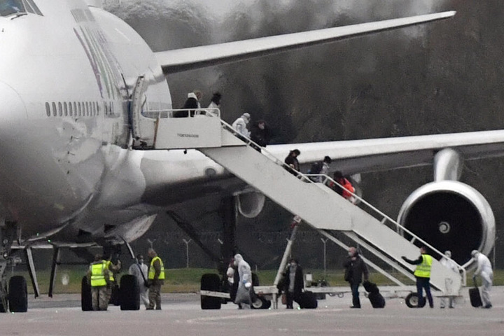Passagiere steigen aus dem Flugzeug, das Rückkehrern aus der schwer vom Coronavirus betroffenen chinesischen Millionenstadt Wuhan zurück bringt.