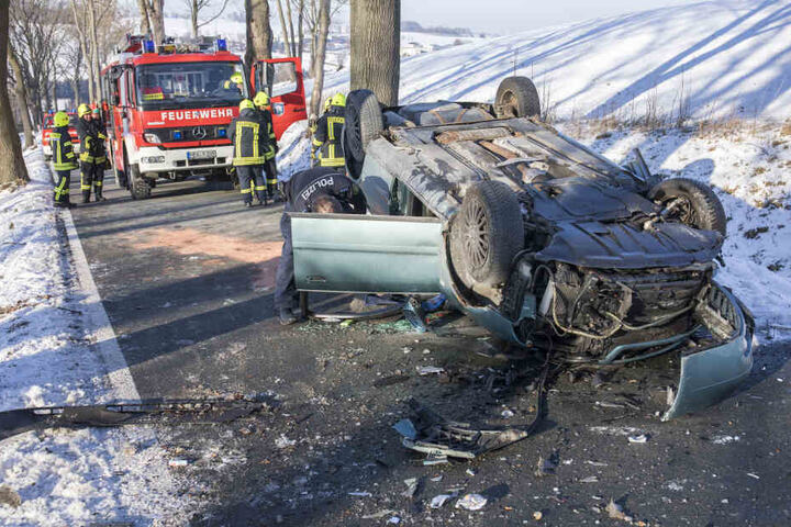 Der Audi blieb nach dem Unfall auf dem Dach liegen.