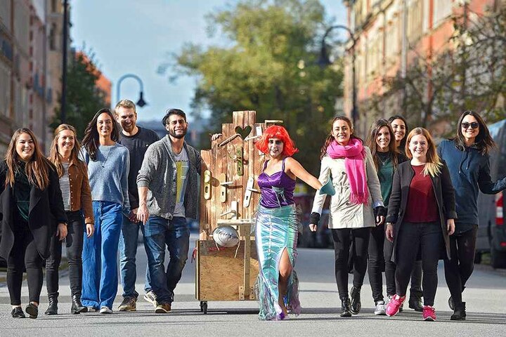 Im Meerjungfrauen-Kostüm zieht Madeleine Lale mit Ihren Freunden samt
Bollerwagen und Klinkentür durch die Stadt.