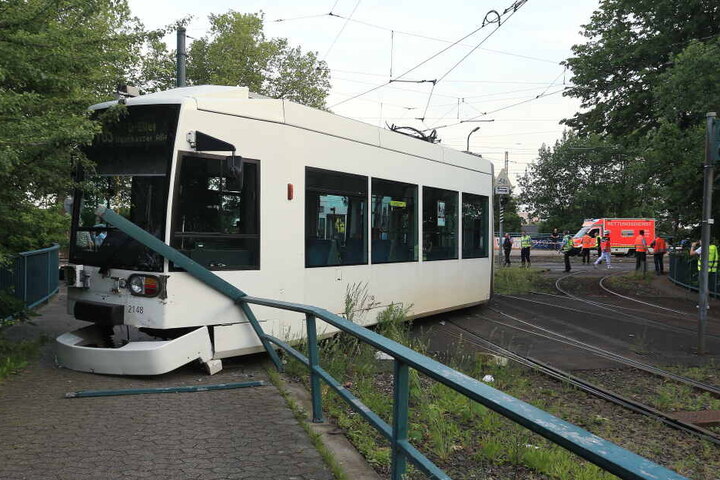 An einer falsch gestellten Weiche war die Straßenbahn am Dienstagabend entgleist.