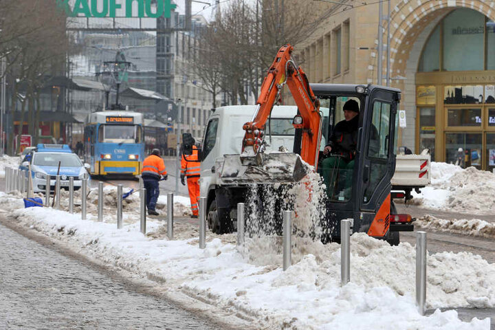 Die Innenstadt wird von den Schneemassen befreit.