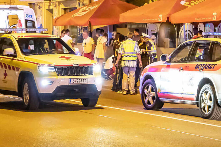 Ein bislang unbekannter Täter hat in Salzburg einen Mann erschossen und dessen Sohn verletzt.