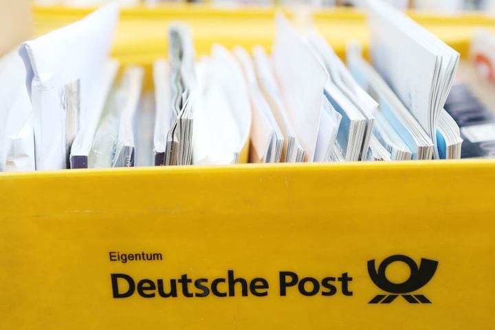 Ganze Kisten voller Briefe und Sendungen entsorgte der Postfahrer in Wald und Flur.